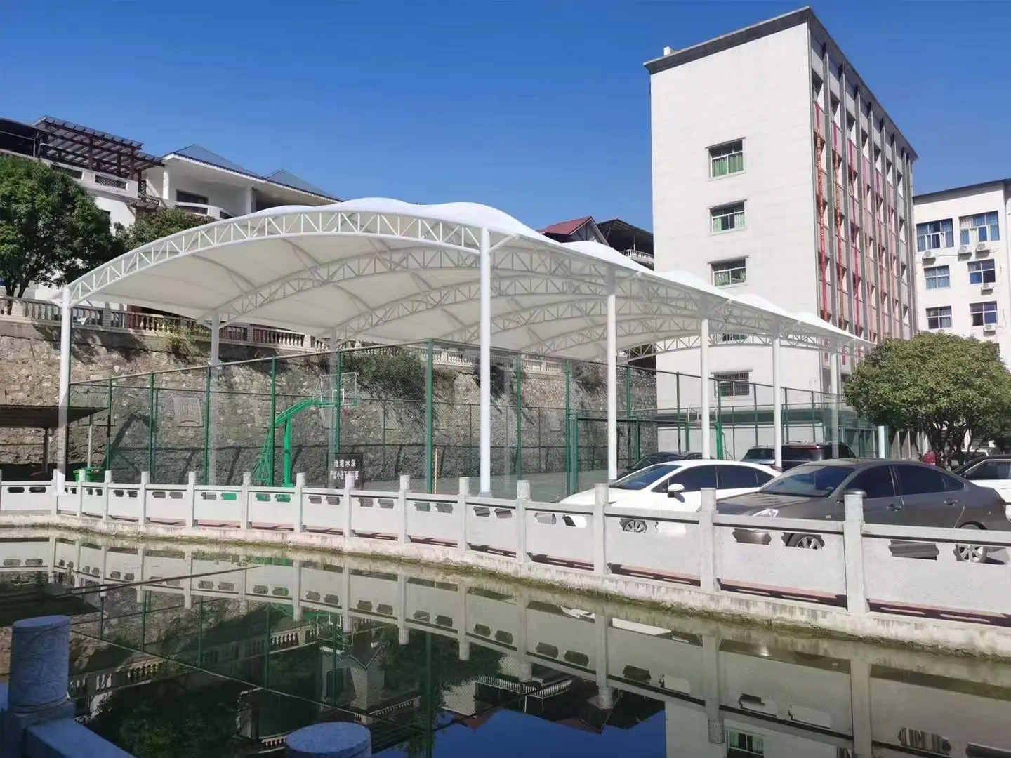 贵州兴仁园区停车棚总在漏水生锈?源头膜结构厂家:按本地气候选材,避开三大坑