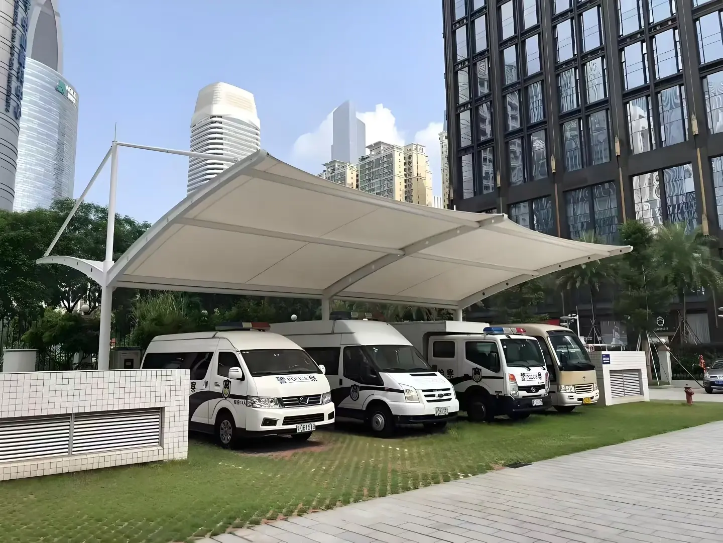 贵州兴仁膜结构车棚怎么选?山地多雨高湿环境,园区物业采购避坑指南