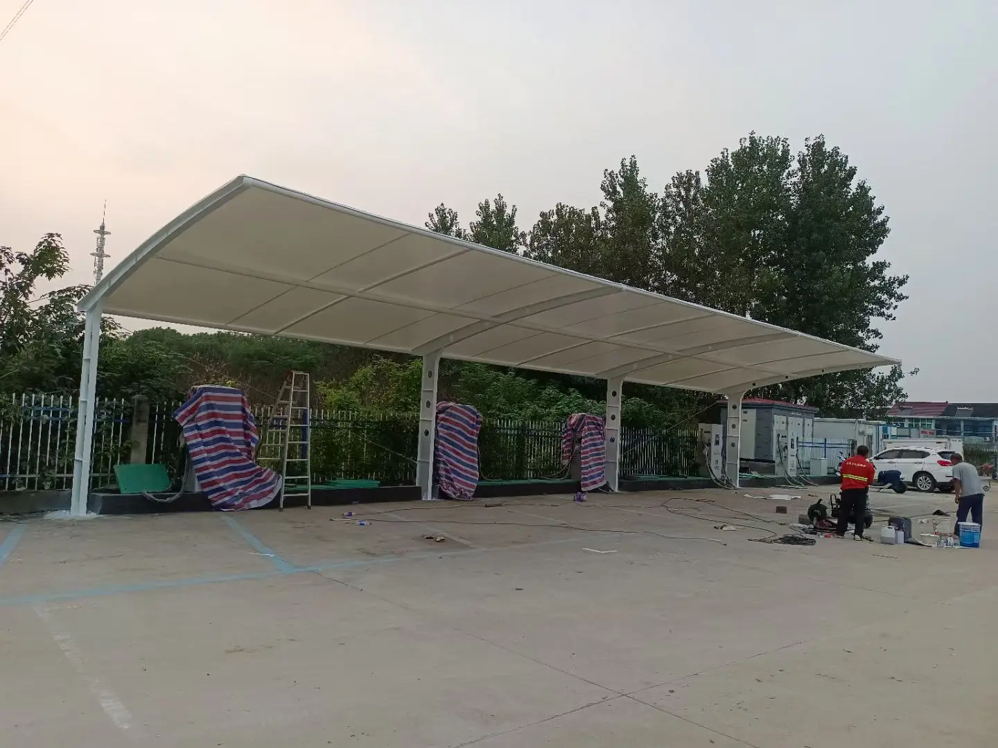 贵州兴仁膜结构工程科普:山地多雨强紫外线环境,停车棚选材别只看低价